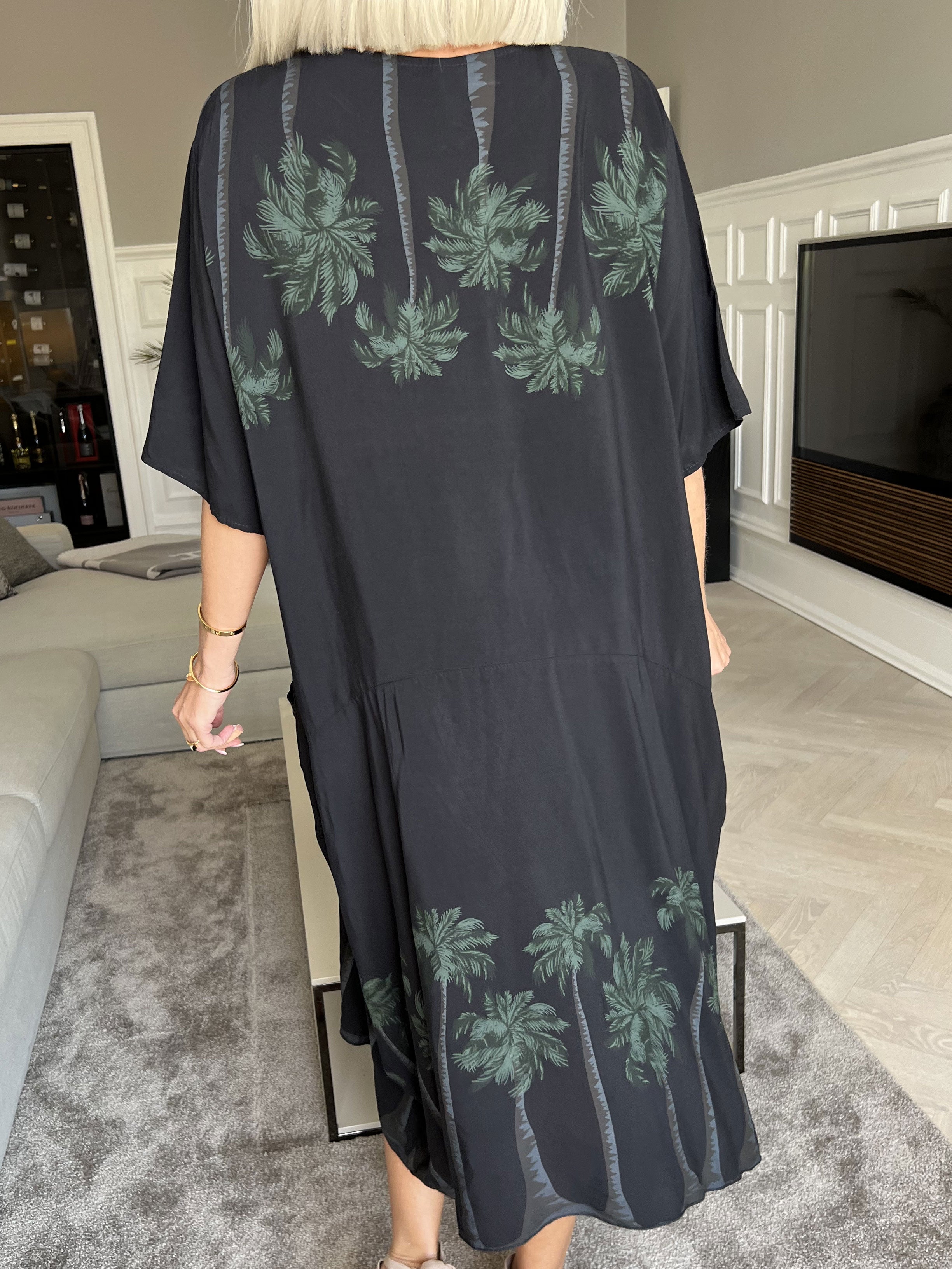 Idaline - Sød sommerkjole med palme motiver og lommer